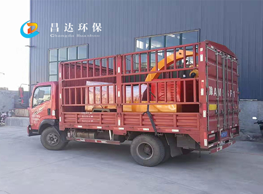 湖北客戶自提大型樹(shù)枝粉碎機(jī).jpg