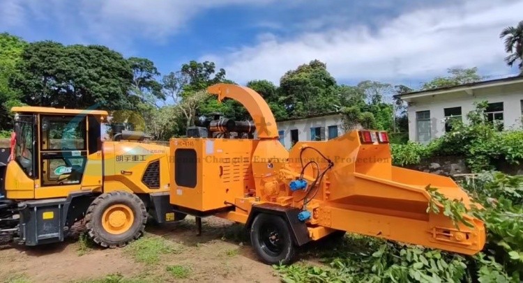 河南昌達HC-6145園林樹枝粉碎機鏈條輸送版海南客戶現場.jpg