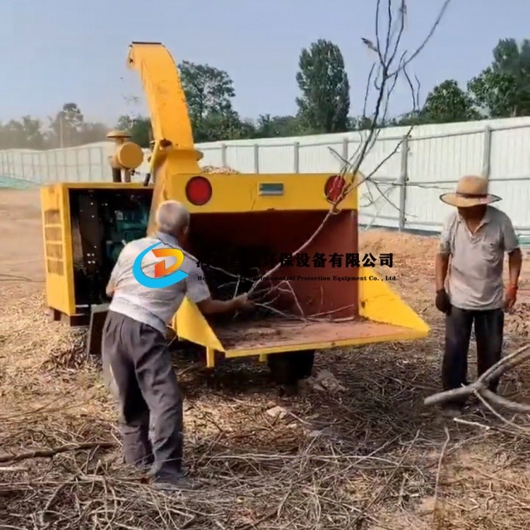 河南昌達(dá)6145樹枝樹條粉碎機(jī)河南南陽(yáng)客戶使用現(xiàn)場(chǎng).jpg