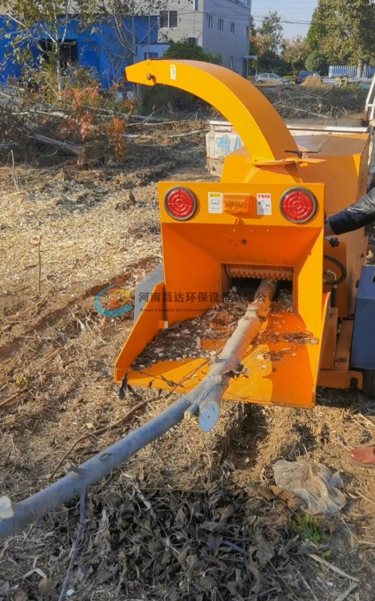 河南昌達(dá)HC-6130型樹枝粉碎機(jī)浙江杭州客戶使用現(xiàn)場.jpg