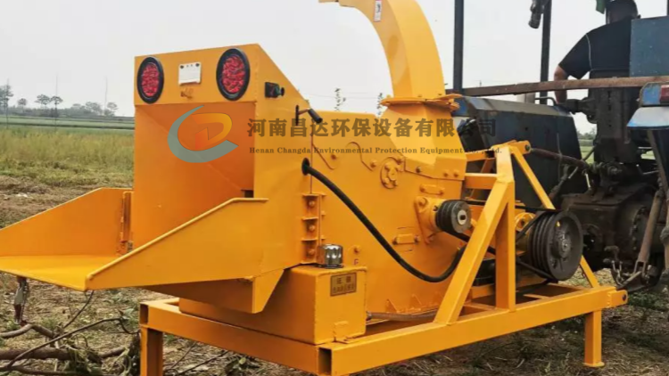 河南昌達(dá)拖拉機(jī)后輸動力樹枝粉碎機(jī)2.png